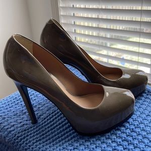 Pour La Victorie patent leather pumps, size 8